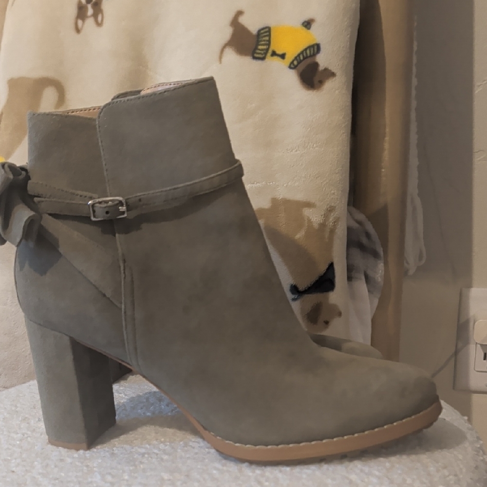 Awesome Banana Republic Boots.  Size 8